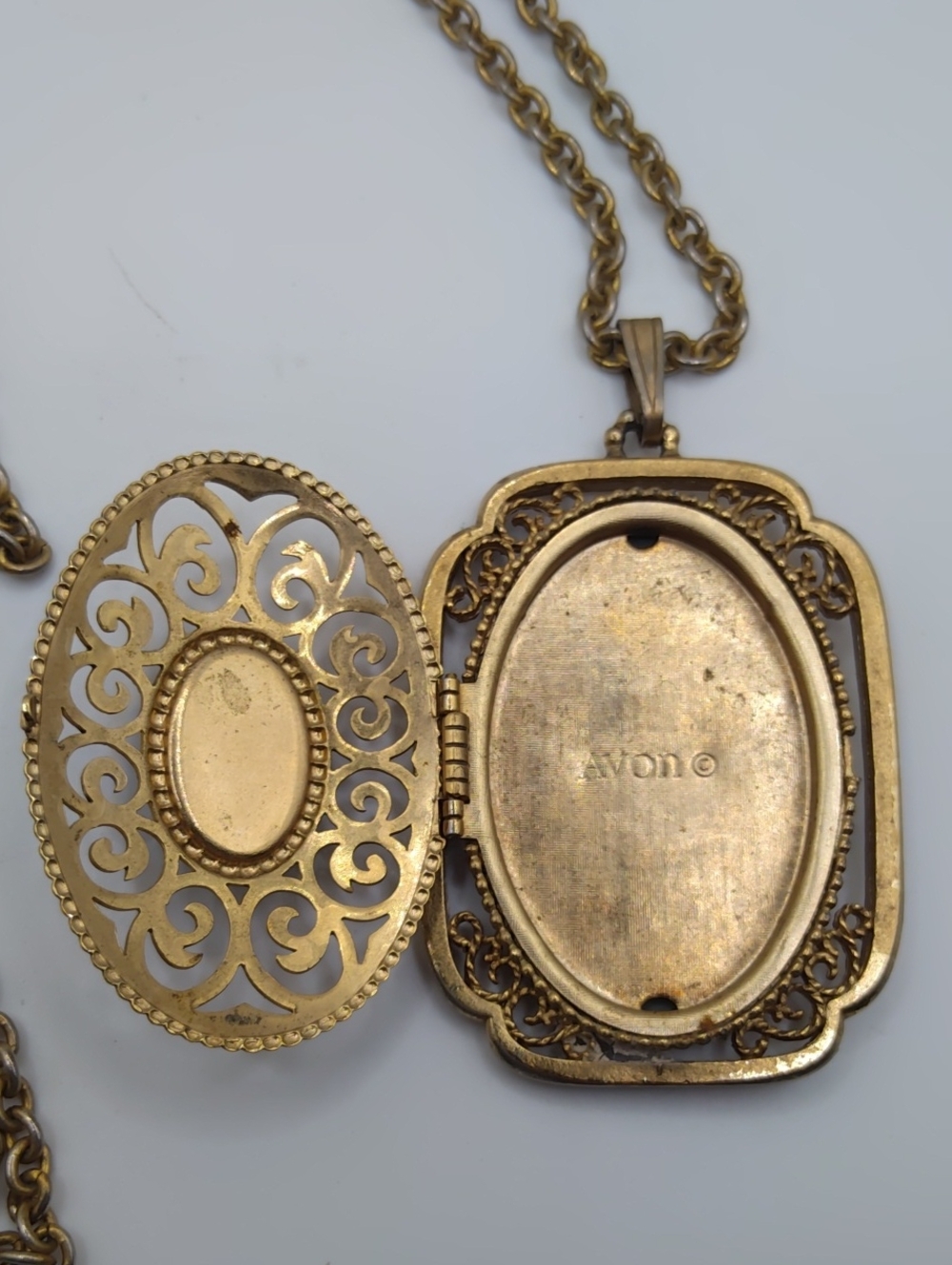 Avon Yesteryear Locket Necklace 1973 - Picture 3 of 8